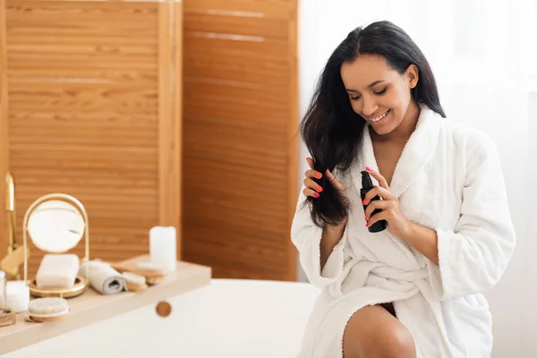 Attractive Woman Caring Split Ends Applying Hairspray Moisturizing Hair Sitting — Stockfoto