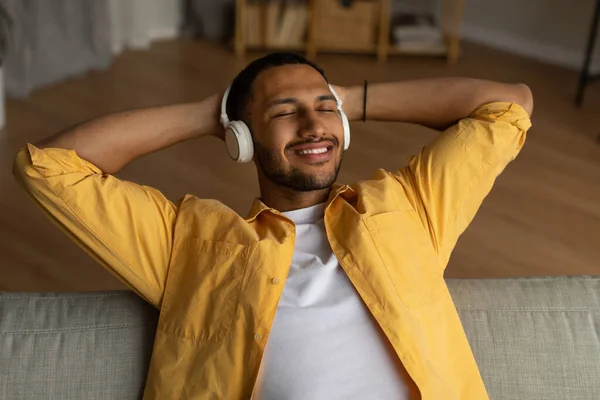 Handsome Young Black Guy Headphones Chilling Sofa Closed Eyes Enjoying — Fotografia de Stock