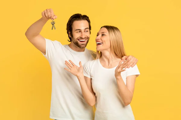 Glad Happy Millennial Caucasian Man Show Keys Excited Woman White — Stockfoto