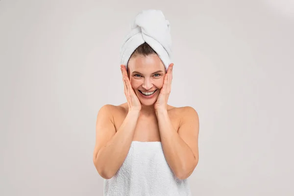 Bath Fun Cheerful Middle Aged Woman Wrapped Towel Posing Light — Stock Photo, Image