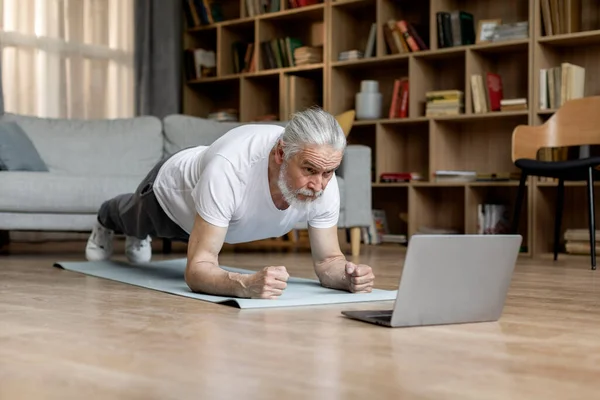 Athletic Elderly Man Sportswear Planking Yoga Mat Home Watching Fitness — Stok fotoğraf