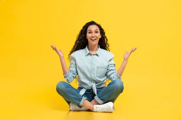 Cheerful Middle Eastern Lady Smiling Camera Sitting Yellow Background Positive — Photo