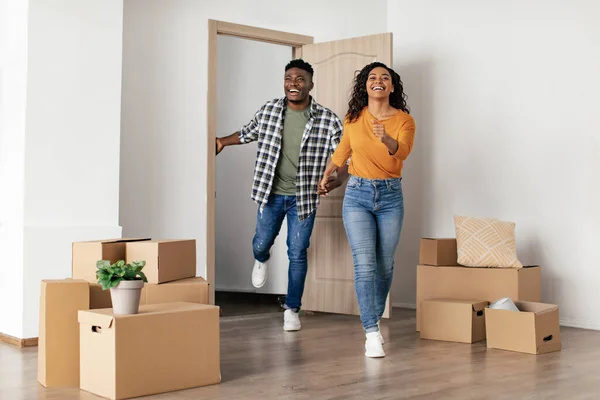 Real Estate Buyers Joyful Black Couple Entering New Rented Apartment — стоковое фото