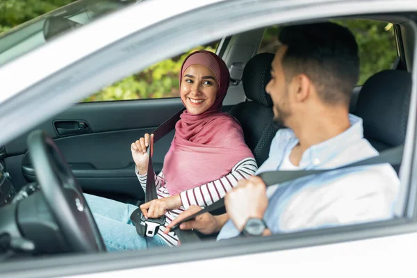 Smiling Millennial Middle Eastern Lady Hijab Male Fasten Seat Belts — Stockfoto