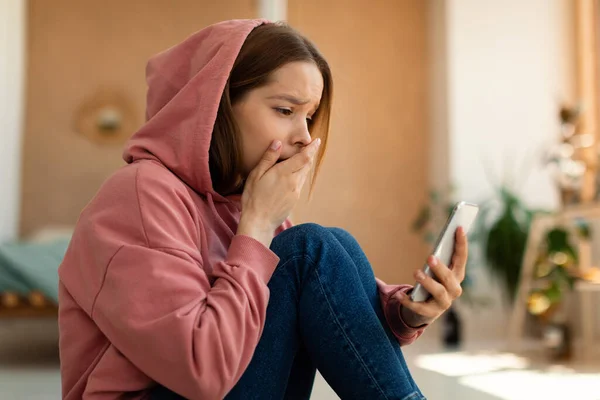 Emotional Teenage Girl Using Smartphone Seeing Shocked News Message Closing — Φωτογραφία Αρχείου