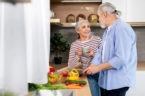 Portrait Beautiful Senior Couple Preparing Lunch Kitchen Home Happy Elderly — Stockfoto
