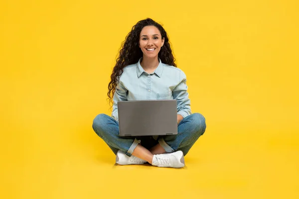 Happy Young Woman Using Laptop Online Work Studies Sitting Cross — Stock Fotó