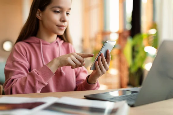 Focused Teen Girl Using Smartphone Laptop Studying Online Home Chatting — Zdjęcie stockowe
