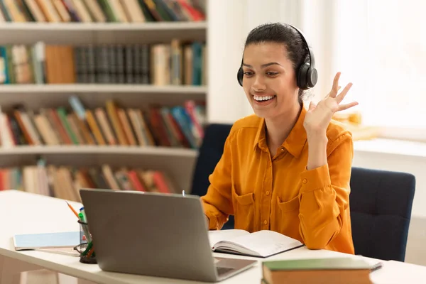Online Video Call Happy Female Teacher Sitting Desk Library Making — Stockfoto