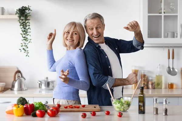 Funny Senior Husband Wife Having Fun While Cooking Kitchen Positive — Foto de Stock