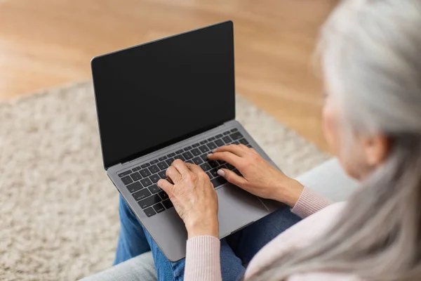 Cropped Caucasian Elderly Gray Haired Woman Typing Laptop Blank Screen — Stock Photo, Image