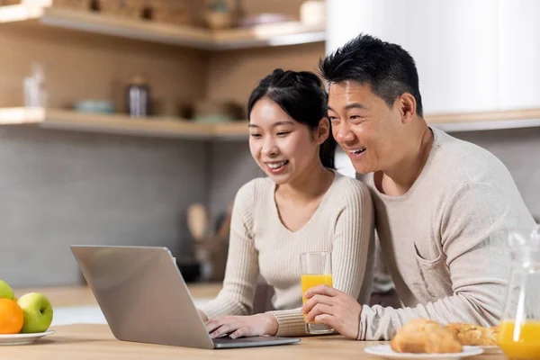 Happy Chinese Lovers Middle Aged Man Young Woman Websurfing Together — Φωτογραφία Αρχείου