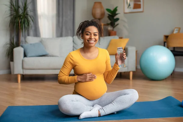 Smiling Millennial Pregnant African American Lady Big Belly Sitting Lotus — Zdjęcie stockowe