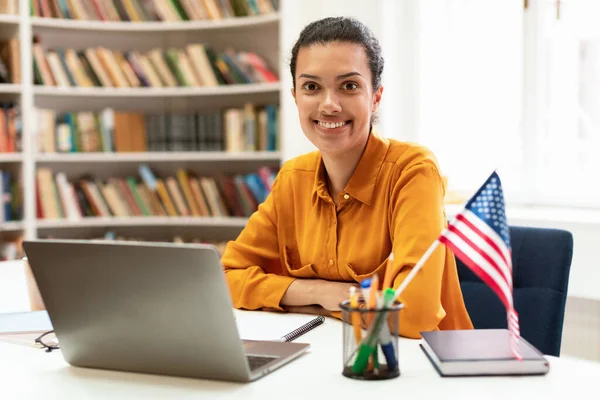 Happy Woman Usa Flag Using Laptop Studying American English Online — ストック写真