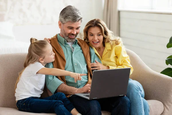 Parents Little Daughter Using Laptop Computer Kid Girl Pointing Finger — Stock Photo, Image