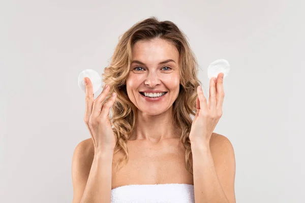 Skincare Routine Attractive Middle Aged Lady Holding Two Cotton Pads — Φωτογραφία Αρχείου