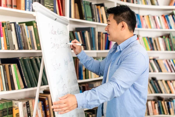 Happy Chinese Teacher Man Writing Whiteboard Standing Bookshelf Teaching Online — 图库照片