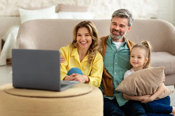 Cheerful Family Three Using Laptop Computer Watching Film Online Sitting — Foto Stock
