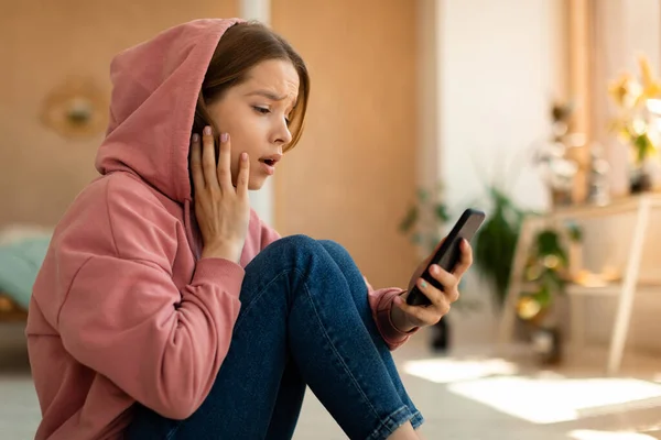 Shocked Upset Teen Girl Reading Bad News Message Cellphone Touching — Stockfoto