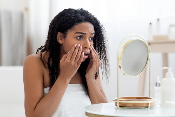 Skin Problems Concept Shocked Black Female Looking Mirror Touching Face — Stok Foto