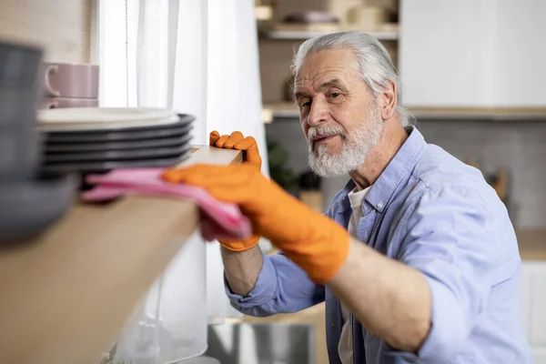 Ocd Concept Senior Man Cleaning Dust Shelf Kitchen Tidy Elderly — ストック写真