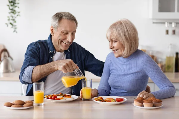 Positive Healthy Pensioners Husband Wife Enjoying Delicious Breakfast Together Home — Stockfoto