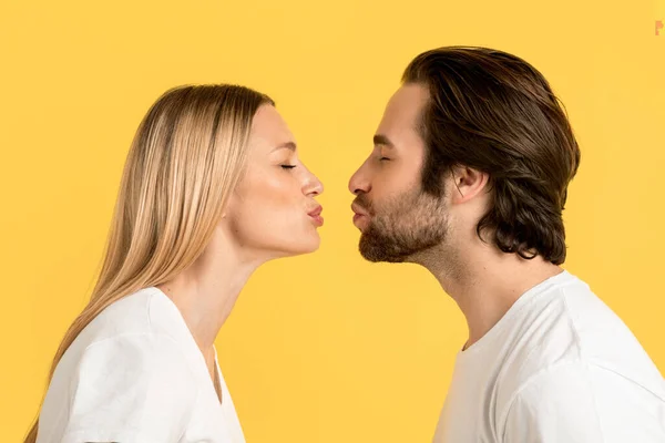 Cheerful Millennial Caucasian Man Blonde Lady White Shirts Kissing Isolated — Photo