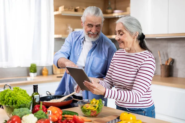 Online Recipe Happy Senior Couple Using Digital Tablet Kitchen While — Stock fotografie