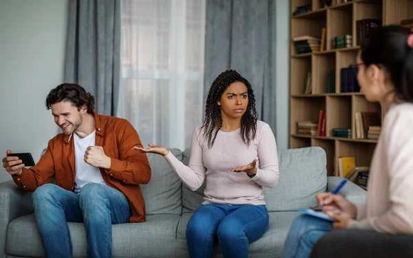 Unhappy Angry Millennial African American Female Pointing Busy Man Playing — Foto Stock