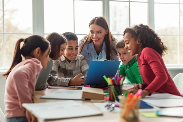 Happy Diverse School Children Teacher Woman Having Class Sitting Desk — 图库照片