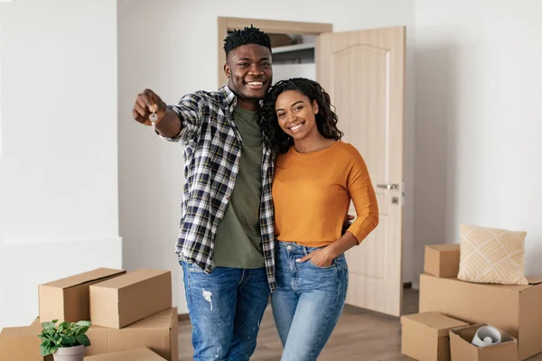 Happy African American Spouses Holding New House Key Standing Home — Φωτογραφία Αρχείου