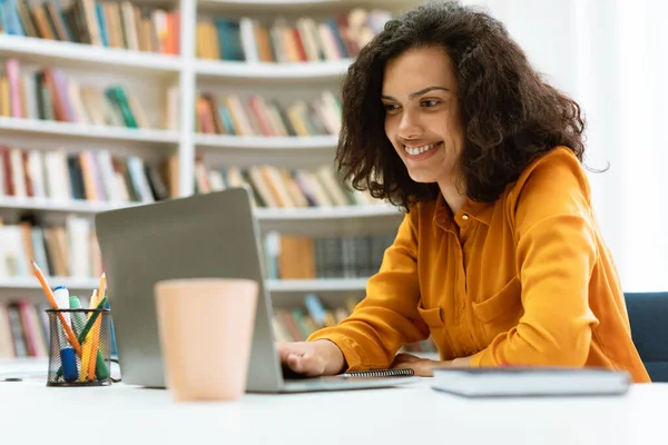 Happy Mixed Race Lady Sitting Desk Using Laptop Watching Tutorial — Stock Fotó