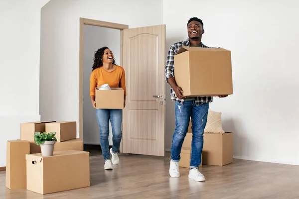 Relocation Excited African American Couple Carrying Moving Boxes Looking New — Stok fotoğraf