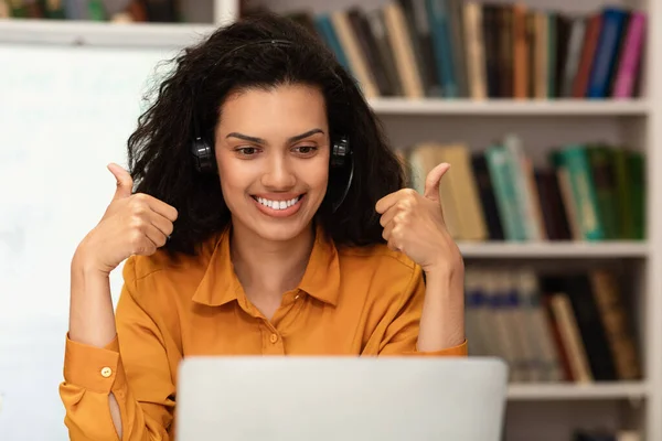 Happy Female Teacher Giving Lesson Web Using Laptop Gesturing Thumbs — Stockfoto
