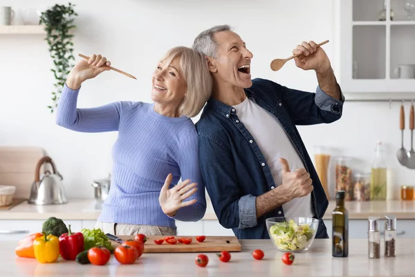 Senior Husband Wife Having Fun While Cooking Kitchen Positive Elderly — Stockfoto