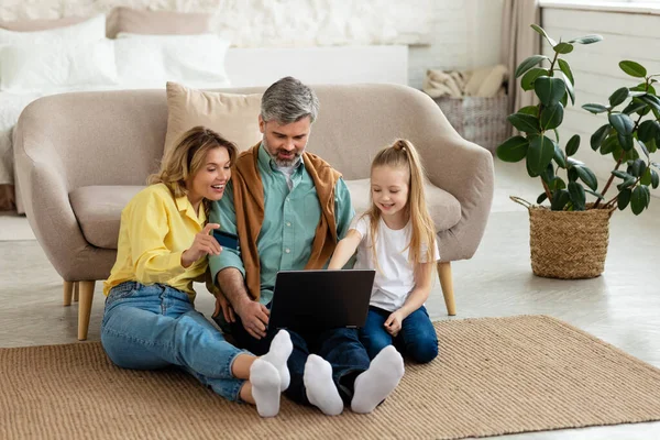 Online Shopping Family Using Credit Card Laptop Ordering Something Internet — Stock Photo, Image