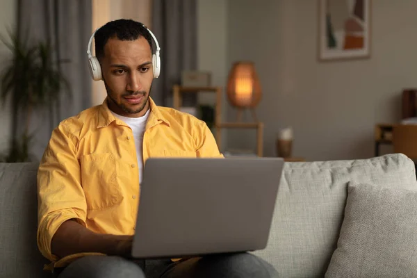 Attractive Young Black Man Headset Using Laptop Computer Having Online — 스톡 사진