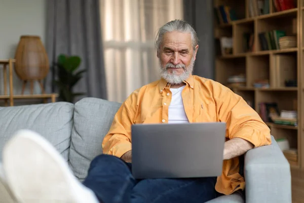 Relaxed Attractive Bearded Long Haired Senior Man Using Newest Laptop — Φωτογραφία Αρχείου