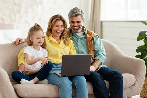 Happy Family Using Laptop Browsing Internet Together Little Daughter Pointing — Foto Stock
