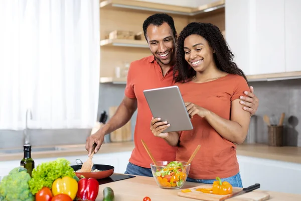 Glad Young African American Couple Same Shirts Prepare Homemade Food — Φωτογραφία Αρχείου