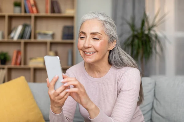 Smiling Caucasian Old Gray Haired Female Typing Smartphone Have Online — 图库照片