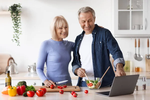 Loving Senior Spouses Cooking Together Home Cheerful Elderly Man Woman — Stockfoto