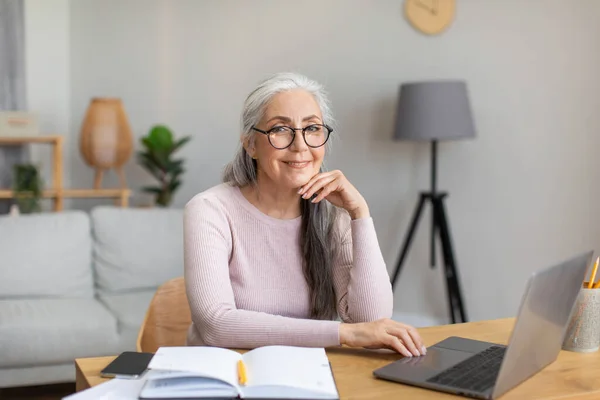 Smiling Glad Caucasian Old Gray Haired Lady Glasses Typing Laptop — 图库照片