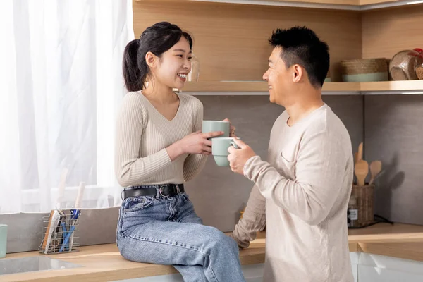 Happy Asian Family Enjoying Morning Coffee Home Cheerful Pretty Young — Stockfoto