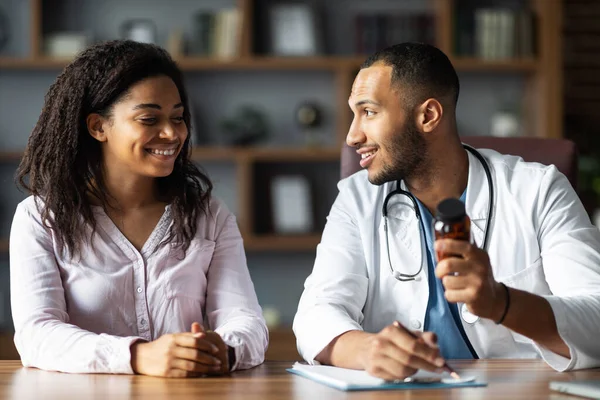 Cheerful Arabic Doctor Prescribing Medication Black Lady Patient Having Conversation — Fotografia de Stock