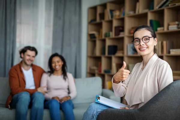 Glad Smiling Young International Family Meeting Psychologist Office Clinic Interior — Stockfoto