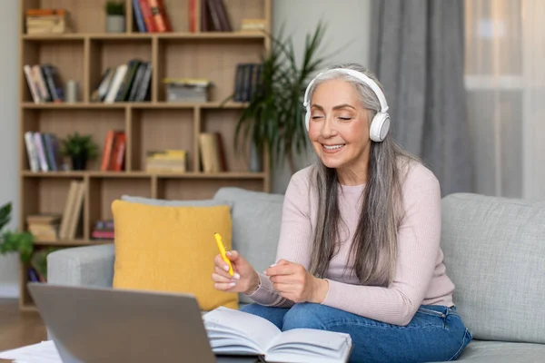 Cheerful Caucasian Mature Gray Haired Woman Teacher Headphones Speaks Laptop — Zdjęcie stockowe
