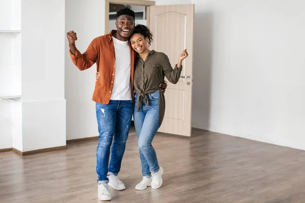 Property Purchase Joyful Black Couple Gesturing Yes Celebrating Moving New — Fotografia de Stock