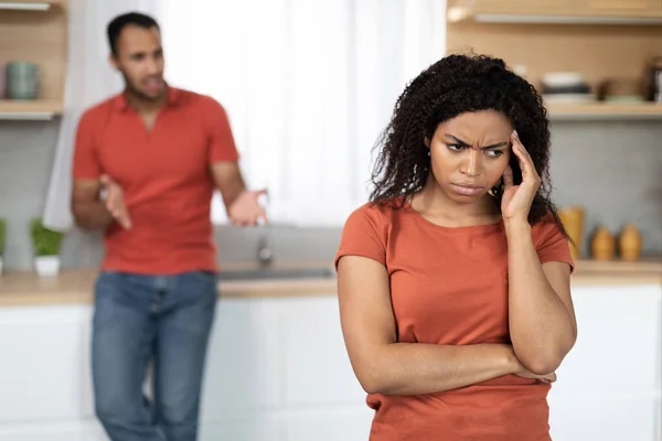 Angry Young African American Guy Scolding Offended Upset Lady Kitchen —  Fotos de Stock