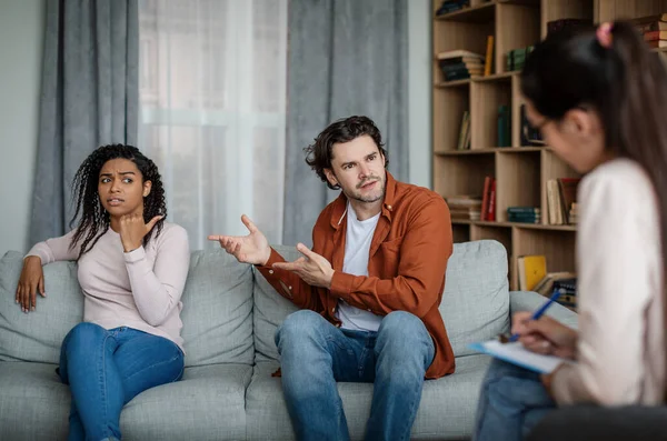 Angry Emotional International Couple Quarrel Consultation European Psychologist Clinic Office — Stockfoto